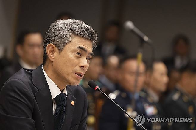 질의에 답하는 강신철 국방부 장관 (서울=연합뉴스) 강신철 국방부 장관이 7일 서울 용산구 국방부에서 열린 국회 국방위원회의 국방부에 대한 국정감사에서 의원 질의에 답하고 있다. 2026.10.7 [국회사진기자단] photo@yna.co.kr