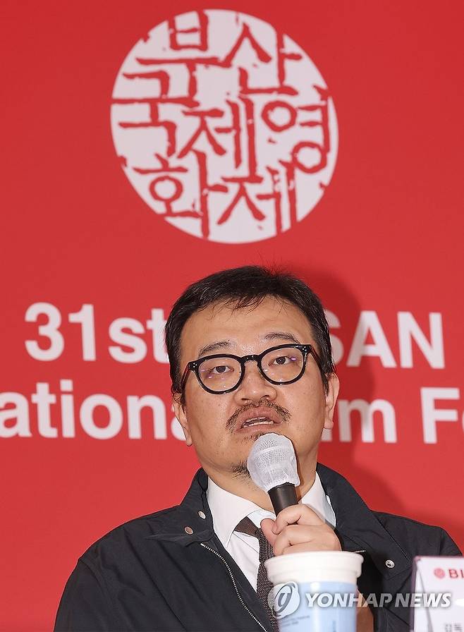 부산영화제 기자회견 참석한 연상호 감독 (부산=연합뉴스) 이재희 기자 = 제31회 부산국제영화제가 열린 10일 부산 해운대구 영화의전당에서 진행된 영화 '실낙원' 기자회견에서 연상호 감독이 질문에 답하고 있다. 2026.10.10 scape@yna.co.kr