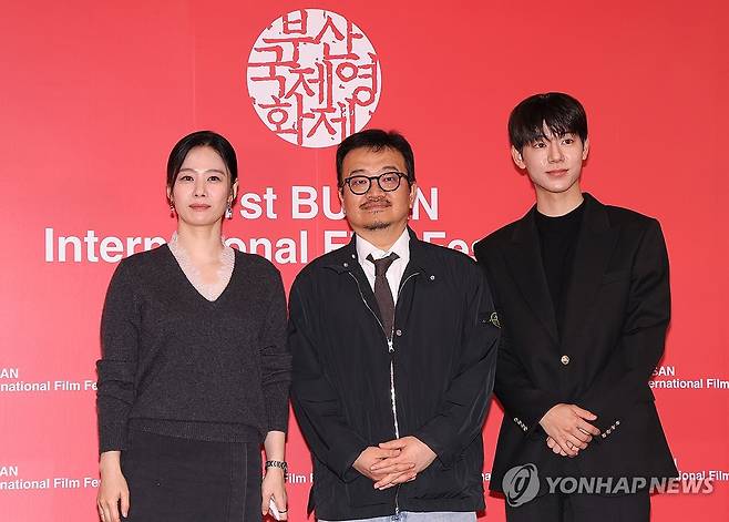 영화 '실낙원' 감독과 배우들 (부산=연합뉴스) 이재희 기자 = 제31회 부산국제영화제가 열린 10일 부산 해운대구 영화의전당에서 진행된 영화 '실낙원' 기자회견에서 배우 김현주(왼쪽부터), 연상호 감독, 배우 배현성이 포즈를 취하고 있다. 2026.10.10 scape@yna.co.kr