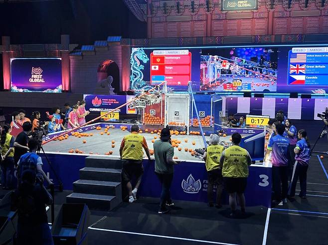 지난 9일 인천 연수구 송도컨벤시아에서 '2026 퍼스트 글로벌 챌린지(FIRST Global Challenge)'의 대회경기가 진행되고 있다. /정혜리 기자 hye@incheonilbo.com