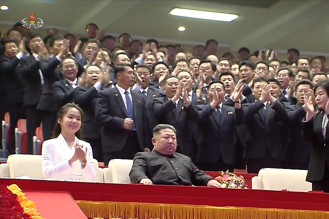 김정은 북한 국무위원장이 지난 10일 부인 리설주 여사, 딸 주애와 함께 평양체육관에서 진행된 노동당 창건 81주년 경축공연을 관람했다고 조선중앙TV가 11일 보도했다. 연합뉴스