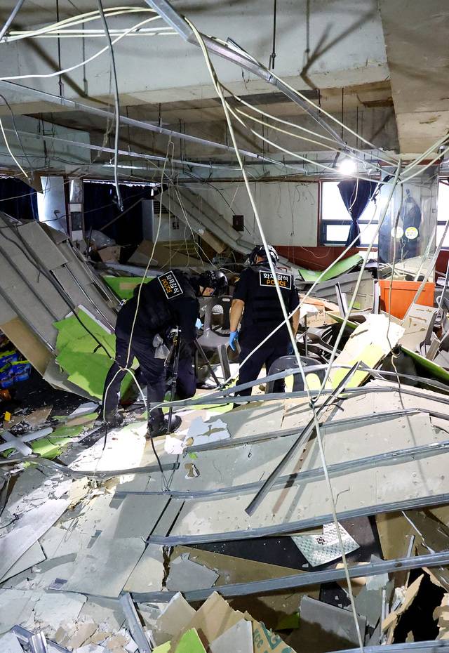 11일 오전 대구 북구 관음동의 한 상가건물 2층에서 국립과학수사연구원과 경찰 감식반 등이 전날 발생한 천장 마감재 붕괴 원인을 밝히기 위해 합동 현장감식을 진행하고 있다. 연합뉴스