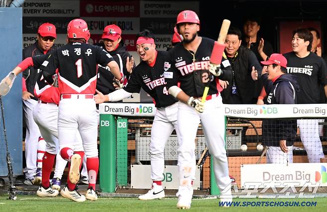 5일 잠실야구장에서 열린 LG와 KIA의 경기. 9회초 KIA 김도영이 LG 고우석을 상대로 역전 3점 홈런을 날렸다. 열광하는 KIA 선수들. 잠실=송정헌 기자songs@sportschosun.com/2026.10.05/