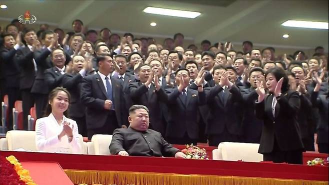 김정은 북한 국무위원장이 지난 10일 부인 리설주 여사, 딸 주애와 함께 평양체육관에서 진행된 노동당 창건 81주년 경축공연을 관람했다고 조선중앙TV가 11일 보도했다. 조선중앙TV 화면·연합뉴스
