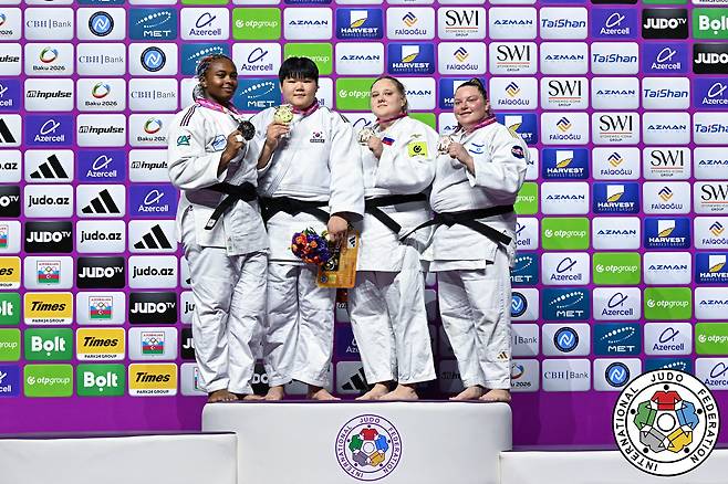시상대에 선 이현지(왼쪽에서 두 번째)./IJF