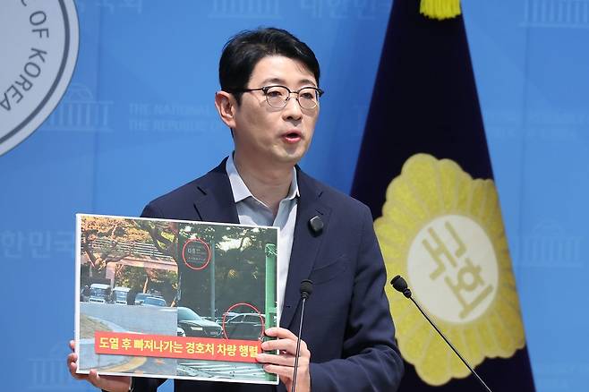 (서울=뉴스1) 신웅수 기자 = 괴 사고 당시 이재명 대통령의 태릉 골프장 방문 의혹에 대한 기자회견을 하고 있다. 뉴스1