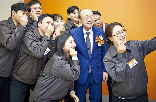 < 임직원과 찰칵 > 김승연 한화그룹 회장(가운데)이 올해 1월 한화시스템 제주 우주센터를 방문해 임직원과 사진을 찍고 있다.  한화그룹 제공