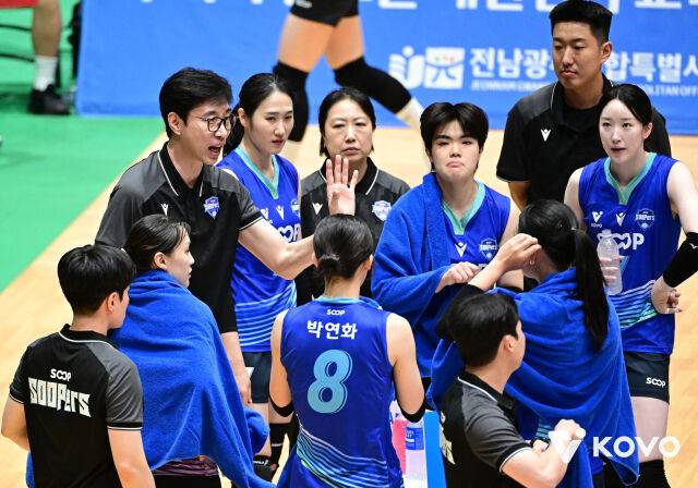 김세진 SOOP 감독이 11일 열린 IBK기업은행과 프로배구 컵대회 여자부 A조 조별리그 첫 경기 타임아웃 도중 선수들에게 작전 지시를 하고 있다./한국배구연맹(KOVO) 제공