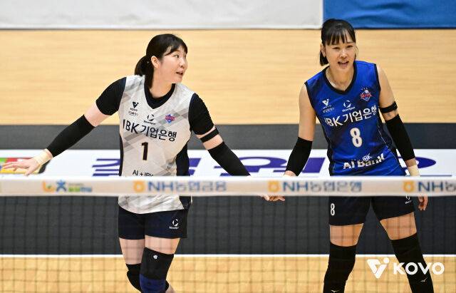 IBK기업은행 이소영(왼쪽)과 리베로 임명옥이 11일 열린 SOOP과 2026 프로배구 컵대회 여자부 A조 조별리그 첫 경기 도중 서로를 격려하고 있다./한국배구연맹(KOVO) 제공