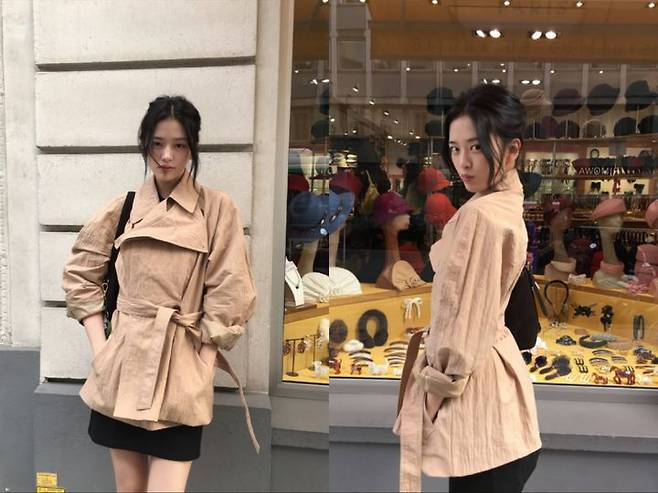 [서울=뉴시스] 아이브 안유진이 프랑스 파리에서 숏 트렌치코트를 입고 가녀린 실루엣과 또렷한 이목구비를 뽐내고 있다. (사진=안유진 인스타그램 캡처)