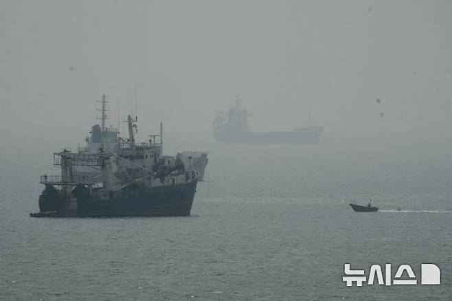 [반다르아바스=AP/뉴시스] 이란 이슬람혁명수비대(IRGC)는 10일(현지 시간) 이란이 지정하지 않은 항로로 호르무즈 해협을 통과하려던 대형 유조선 한 척이 기뢰외 충돌해 폭발했다고 주장했다. 사진은 지난달 7일 이란 반다르아바스 인근 호르무즈 해협에서 닻을 내린 상선들 사이로 모터보트 한 대가 지나가는 모습. 2026.10.11.