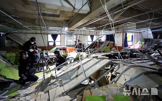 [대구=뉴시스] 이무열 기자 = 11일 오전 대구 북구 관음동의 한 상가건물 2층에서 국립과학수사연구원과 경찰 관계자들이 전날 발생한 천장 마감재 붕괴 사고 원인을 조사하기 위해 합동감식을 하고 있다. 2026.10.11. lmy@newsis.com