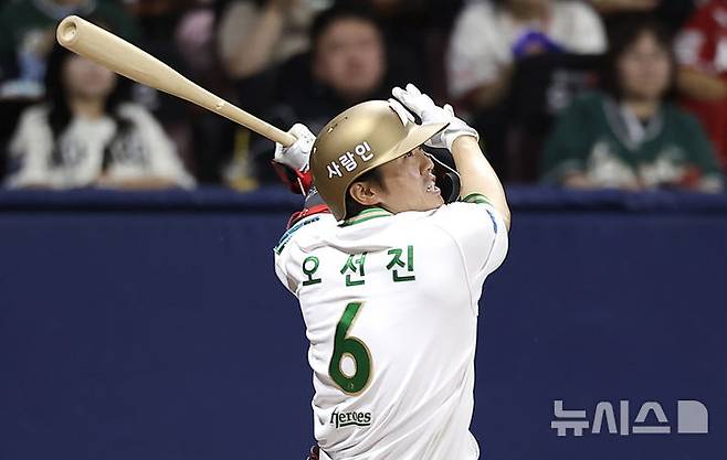 [서울=뉴시스] 정병혁 기자 = 21일 서울 구로구 고척스카이돔에서 열린 2026 KBO 리그 SSG 랜더스와 키움 히어로즈의 경기, 3회말 2사 주자없는 상황 키움 오선진이 안타를 치고 있다. 2026.05.21. jhope@newsis.com