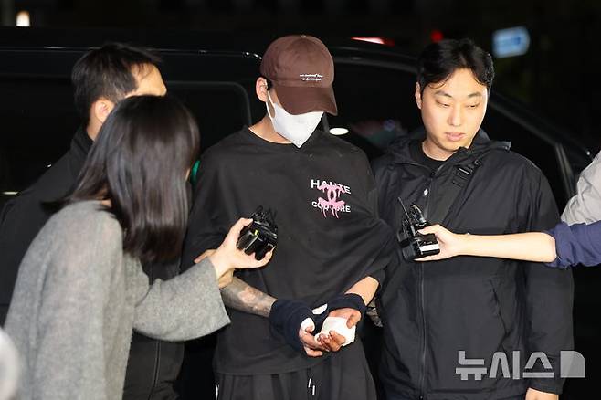 [서울=뉴시스] 권창회 기자 = 이혼 소송 중 장모를 살해하고 아내를 차량에 태워 도주한 혐의를 받는 20대 남성이 신고접수 약 7시간만에 경찰에 긴급체포돼 11일 서울 송파경찰서로 압송되고 있다. 2026.10.11.&nbsp;kch0523@newsis.com