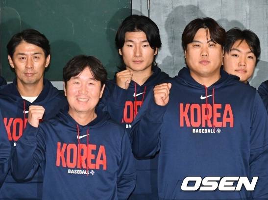 [OSEN=인천공항, 조은정 기자]월드베이스볼클래식(WBC)에 출전한 한국&nbsp;대표팀이 16일 인천국제공항을 통해 마이애미에서 귀국했다.한국은 C조 조별리그에서 일본, 대만, 호주, 체코 상대로 2승 2패(조 2위)를 거두며 2009년 이후 17년 만에 8강 진출에 성공했다. 그러나 도미니카공화국과의 8강전에서 0-10 7회 콜드게임 끝내기 패배로 대회를 마무리했다.류지현 감독, 노경은, 류현진, 문보경을 비롯한 야구대표팀이 포즈를 취하고 있다. 2026.03.16 /cej@osen.co.kr