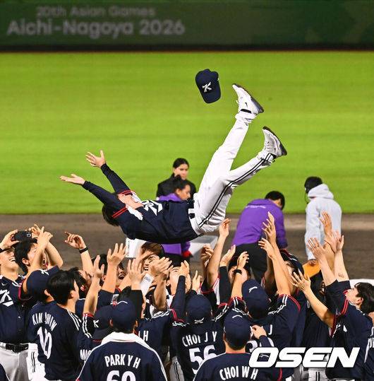 [OSEN=도요하시(일본), 박준형 기자] 한국야구가 우여곡절 끝 아시안게임 5회 연속 금메달을 해냈다.&nbsp;류지현 감독이 이끄는 한국 야구대표팀은 27일 일본 아이치현 도요하시 시민구장에서 열린 2026 아이치-나고야 아시안게임 일본과 결승전에서 3-1로 승리했다.금메달 확정 후 류지현 감독이 헹가래를 받고 있다.     2026.09.27 / soul1014@osen.co.kr