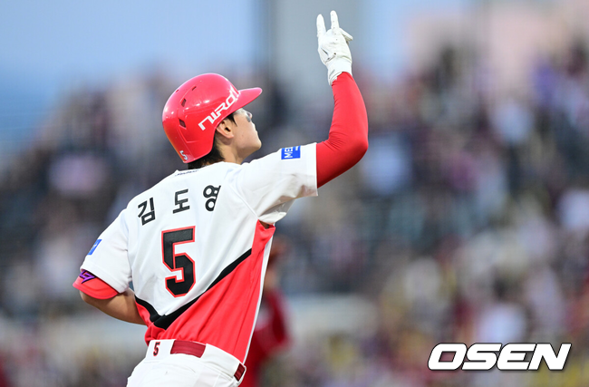[OSEN=광주, 최규한 기자] 10일 광주-기아 챔피언스필드에서 ‘2026 신한 SOL Bank KBO리그’ KIA 타이거즈와 SSG 랜더스의 경기가 열렸다.홈팀 KIA는 시라카와 케이쇼, 방문팀 SSG는 최민준을 선발로 내세웠다.3회말 1사 1루 상황 KIA 김도영이 다시 앞서가는 좌중간 투런포를 날리고 그라운드를 돌며 기뻐하고 있다. 2026.10.10 / dreamer@osen.co.kr