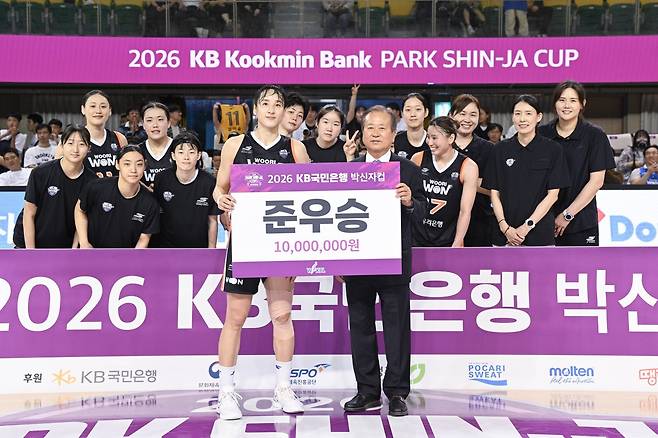 우리은행 선수들이 11일 청주체육관서 열린 ‘2026 KB국민은행 박신자컵’ 후지쓰와 결승을 준우승으로 마무리한 뒤 신상훈 WKBL 총재(오른쪽)의 격려를 받고 있다. 사진제공｜WKBL