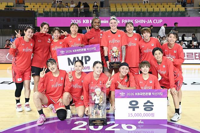 후지쓰 선수들이 11일 청주체육관서 열린 ‘2026 KB국민은행 박신자컵’ 우리은행과 결승서 78-71로 이겨 우승을 차지한 뒤 기뻐하고 있다. 후지쓰는 2024년과 2025년에 이어 올해도 우승을 차지하며 대회 3연패에 성공했다. 사진제공｜WKBL