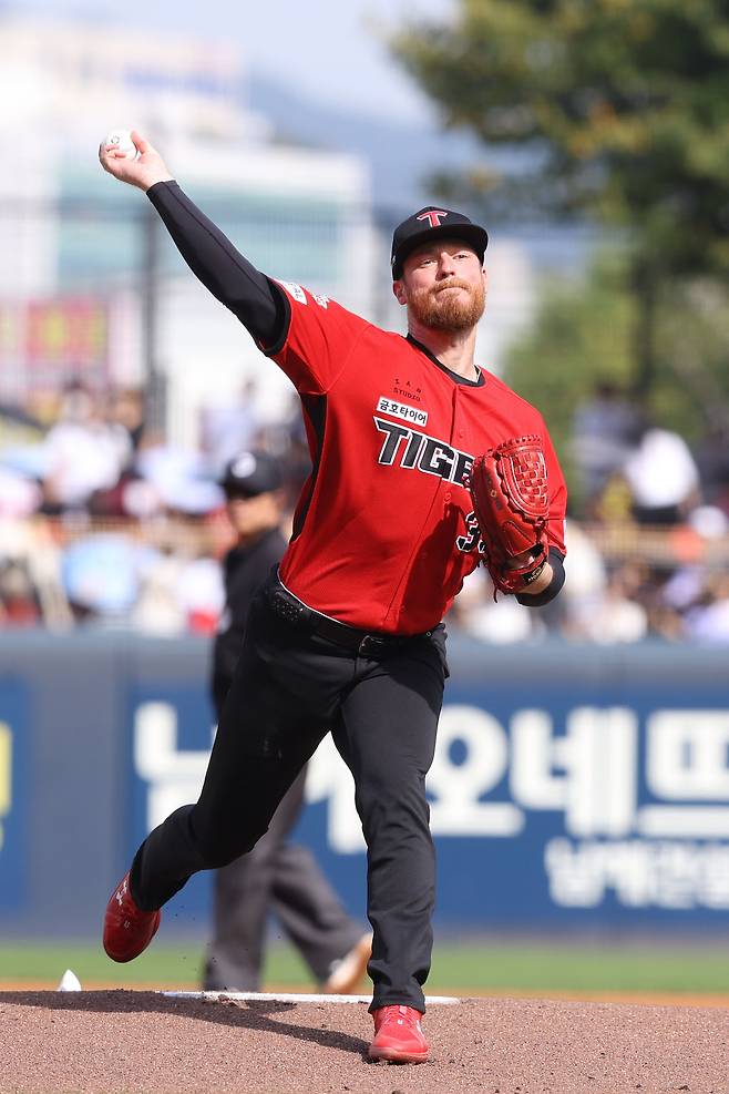 KIA 애덤 올러가 11일 광주 롯데전에서 투구하고 있다. KIA 타이거즈 제공