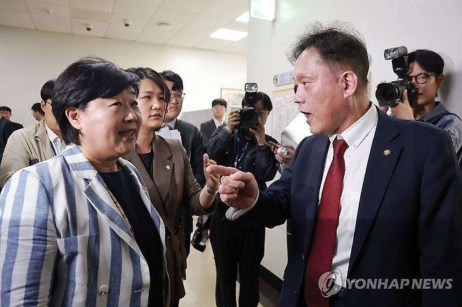 발언권 정지에 항의하는 국민의힘 김태규 의원 (서울=연합뉴스) 신현우 기자 = 6일 국회 법제사법위원회에서 열린 대법원 등에 대한 국정감사가 중지된 뒤 국민의힘 김태규 의원이 위원장인 더불어민주당 서영교 의원에게 본인에 대한 발언권 정지에 관련해 항의하고 있다. 2026.10.6 nowwego@yna.co.kr