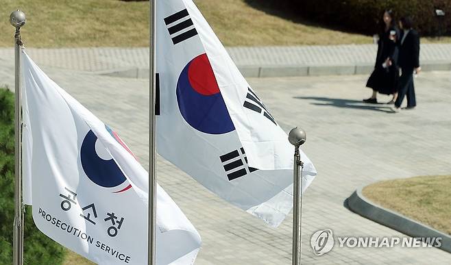 공소청 국정감사 (서울=연합뉴스) 이진욱 기자 = 국정감사 사흘째인 8일 여야는 이재명 정부의 형사사법 체계 개편 등을 두고 격돌한다. 법무부에 대한 법사위의 국감에서는 수사·기소 분리라는 형사사법 체계 개편을 두고 여야 간 치열한 공방이 예상된다. 사진은 이날 서울 서초동 공소청에서 관계자들이 이동하는 모습. 2026.10.8 cityboy@yna.co.kr
