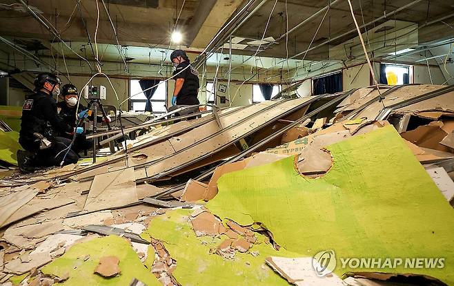 대구 상가건물 천장 마감재 붕괴 현장 감식 (대구=연합뉴스) 김현태 기자 = 11일 오전 대구 북구 관음동의 한 상가건물 2층에서 국립과학수사연구원과 경찰 감식반 등이 전날 발생한 천장 마감재 붕괴 원인을 밝히기 위한 합동 현장 감식을 진행하고 있다. 2026.10.11 mtkht@yna.co.kr