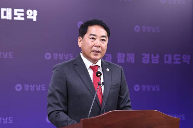 유해남 경남도 대변인이 12일 경남도청 브리핑룸에서 박완수 지사의 공직선거법 위반 혐의 경찰 조사와 관련한 경남도 입장을 밝히고 있다. /경남도/