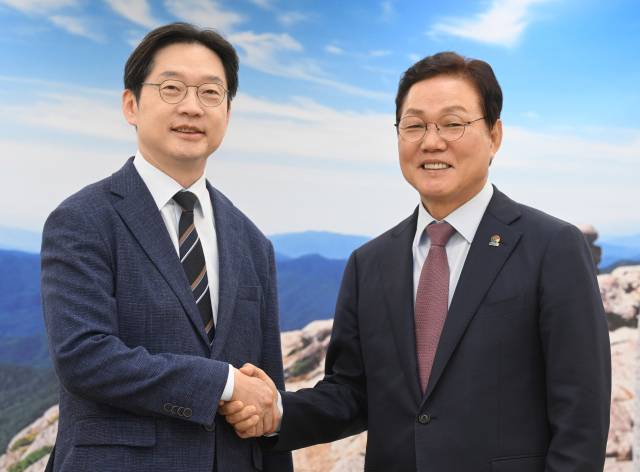 박완수(오른쪽) 경남도지사와 김경수 대통령 정무특별보좌관이 12일 오후 도청 도지사 집무실에서 면담에 앞서 악수하고 있다./김승권 기자/