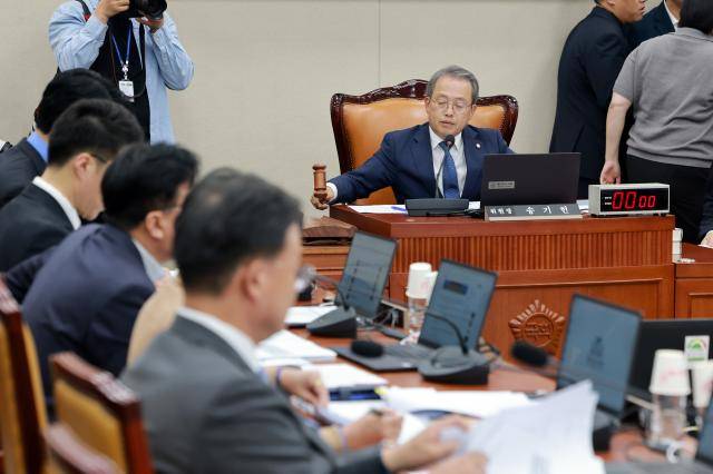 22일 국회 과학기술정보방송통신위원회 전체회의에서 위원장인 더불어민주당 송기헌 의원이 의사봉을 두드리고 있다. [사진=연합뉴스]