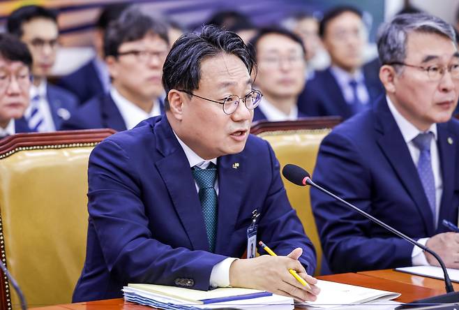 이성훈 한국토지주택공사 사장이 12일 서울 여의도 국회에서 열린 국회 국토교통위원회의 한국토지주택공사 등에 대한 국정감사에서 질문에 답하고 있다.(뉴시스)