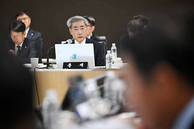 신현송 한국은행 총재가 12일 서울 한국은행에서 열린 재정경제기획위원회 국정감사에서 위원 질의에 답변하고 있다. 고성준 기자 joonko1@(이투데이DB)