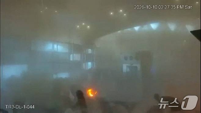 10일(현지시간) 사우디아라비아 수도 리야드의 킹 칼리드 국제공항이 공격받는 순간 연기와 불길이 치솟는 모습이 폐쇄회로(CC)TV 영상에 포착됐다. (사우디 미디어부 제공) 2026.10.12. ⓒ 로이터=뉴스1