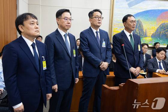 김종화 SK에너지 대표(왼쪽)를 비롯한 정유사 대표자들이 12일 서울 여의도 국회에서 열린 정무위원회의 공정거래위원회 등에 대한 국정감사에 일반증인으로 출석해 유류가격 결정 관련 입장을 밝힌 후 의원 발언을 경청하고 있다. 왼쪽부터 김 대표, 송명준 HD현대오일뱅크 대표, 김창수 GS칼텍스 부사장, 이건명 에쓰오일(S-OIL) 부사장. 2026.10.12/뉴스1 유승관 기자