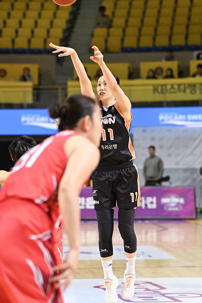 우리은행 강이슬이 11일 청주체육관에서 열린 2026 KB국민은행 박신자컵 결승전 후지쯔와 경기에서 3점슛을 던지고 있다. 사진 | WKBL