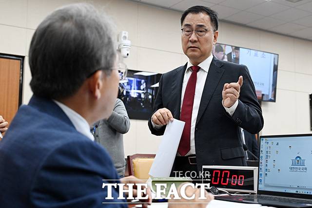송기헌 위원장에게 계속해서 항의하는 최형두 야당 간사(오른쪽).