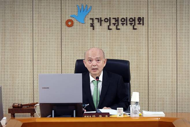 안창호 국가인권위원장이 12일 서울 국가인권위원회에서 열린 제17차 전원위원회의에서 발언하고 있다./뉴시스