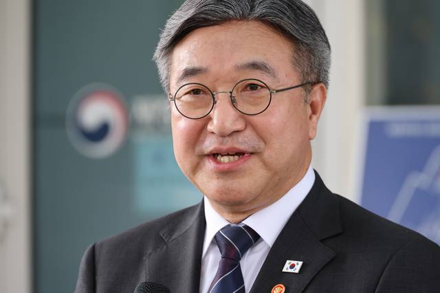 윤호중 행정안전부 장관이 12일 세종시 정부세종청사에서 임은정 광주지방중대범죄수사청장에 대한 감찰 지시와 관련해 취재진 질문에 답하고 있다. [연합뉴스]