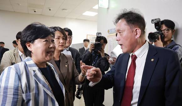 6일 국회 법제사법위원회에서 열린 대법원 등에 대한 국정감사가 중지된 뒤 국민의힘 김태규 의원이 위원장인 더불어민주당 서영교 의원에게 본인에 대한 발언권 정지에 관련해 항의하고 있다. 2026.10.6 [사진=연합뉴스]