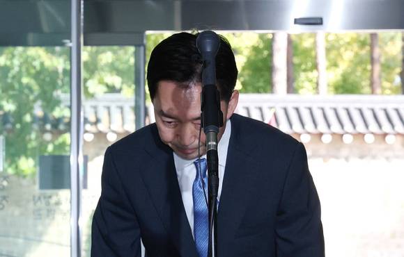 김지용 중대범죄수사청장 후보자가 8일 인사청문회 준비 사무실이 마련된 정부서울청사 창성동 별관에 들어서며 인사하고 있다. 2026.10.8 [사진=연합뉴스]