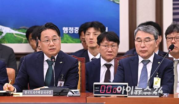 이성훈 한국토지주택공사(LH) 사장이 12일 서울 여의도 국회에서 열린 국회 국토교통위원회의 한국토지주택공사 등에 대한 국정감사에서 질의에 답변하고 있다.[사진=곽영래 기자]