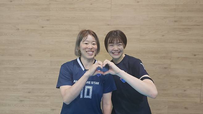 한국 리그에 도전장을 내민 도로공사 우치세토 마미(왼쪽)와 IBK기업은행 오사나이 미와코. 기흥=김효경 기자