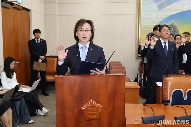 주병기 공정거래위원장이 12일 국회에서 열린 정무위원회 국정감사에서 증인 선서를 하고 있다. 연합뉴스