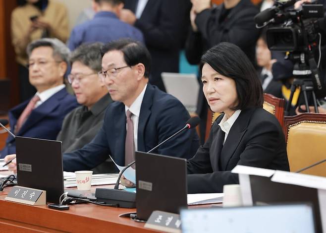 12일 국회 과학기술정보방송통신위원회에서 열린 방미통위 등에 대한 국정감사에서 국민의힘 이진숙 의원이 신상발언하고 있다. 연합뉴스