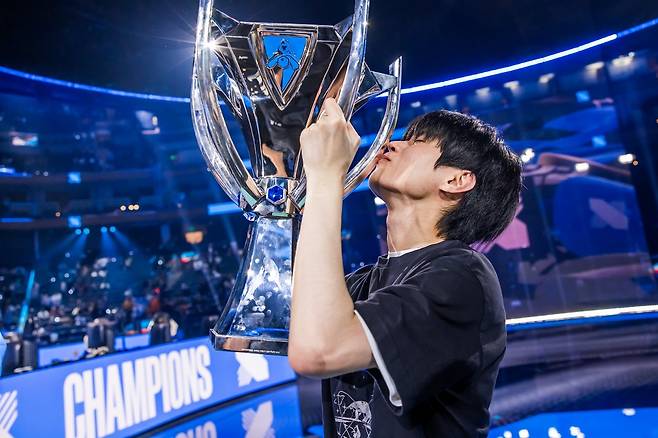 ‘데프트’ 김혁규는 2022년 LoL 월드 챔피언십에서 우승했다. 언더도그 포지션으로 우승까지 이뤄내 ‘중요한 건 꺾이지 않는 마음(중꺾마)’ 신드롬을 일으켰다. 당시 그의 소속팀이었던 DRX는 11월 미국 샌프란시스코 체이스 센터에서 열린 LoL 월드 챔피언십 결승전에서 T1을 3대 2로 이겼다. 라이엇 게임즈 제공