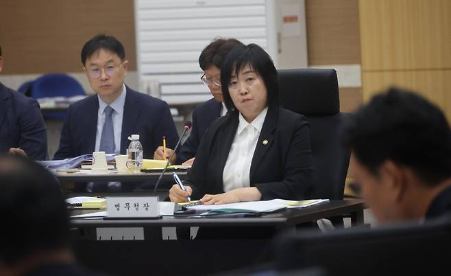 12일(오늘) 국회 국방위원회의 병무청 국정감사에서 질의를 듣고 있는 홍소영 병무청장 / 사진=연합뉴스
