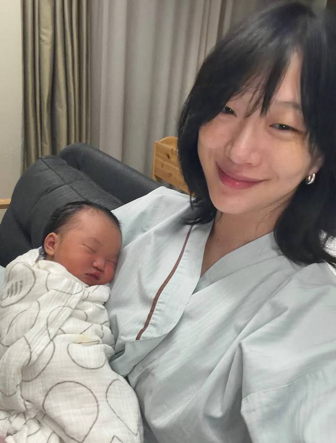 모델 최소라가 결혼 7년 만에 딸을 품에 안았다.  /사진=최소라 인스타그램