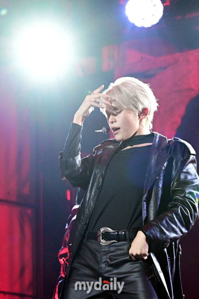 2026년 10월 12일 오후 서울 신수동 레이어스튜디오11에서 진행된 첫 솔로 EP 앨범 'DEAD:ALIVE(데드얼라이브)' 발매 기념 쇼케이스에서 성한빈이 타이틀곡을 선보이고 있다. / 곽경훈 기자 (kphoto@mydaily.co.kr)