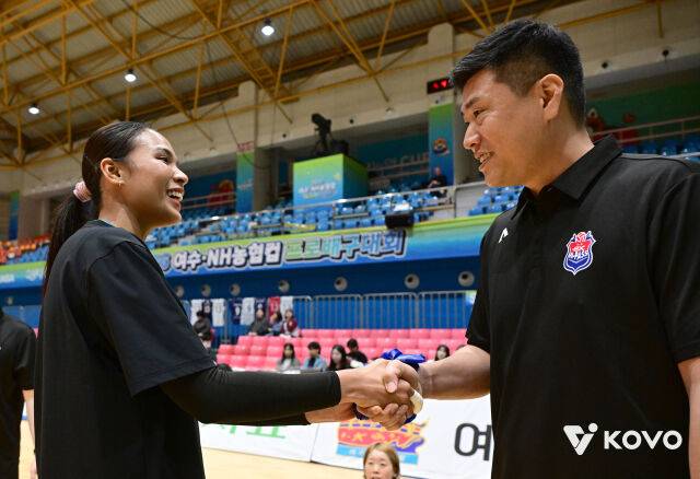 GS칼텍스 타나차가 12일 열린 한국도로공사와 2026 프로배구 컵대회 여자부 B조 조별리그 GS칼텍스와 경기에 앞서 김영래 한국도로공사 감독대행과 악수를 나누고 있다. 타나차는 지난 시즌까지 한국도로공사에서 뛰었다./한국배구연맹(KOVO) 제공