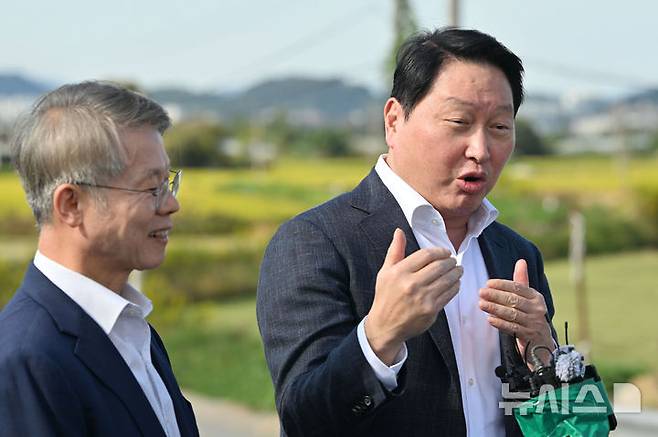[전남광주=뉴시스] 이영주 기자 = 최태원(오른쪽) SK그룹 회장과 민형배 전남광주통합특별시장이 9일 오후 전남광주 서구 벽진동 주변 광주군공항 '호남 반도체 클러스터' 조성 예정지에서 부지를 살펴본 뒤 입장을 밝히고 있다. 2026.10.09. leeyj2578@newsis.com